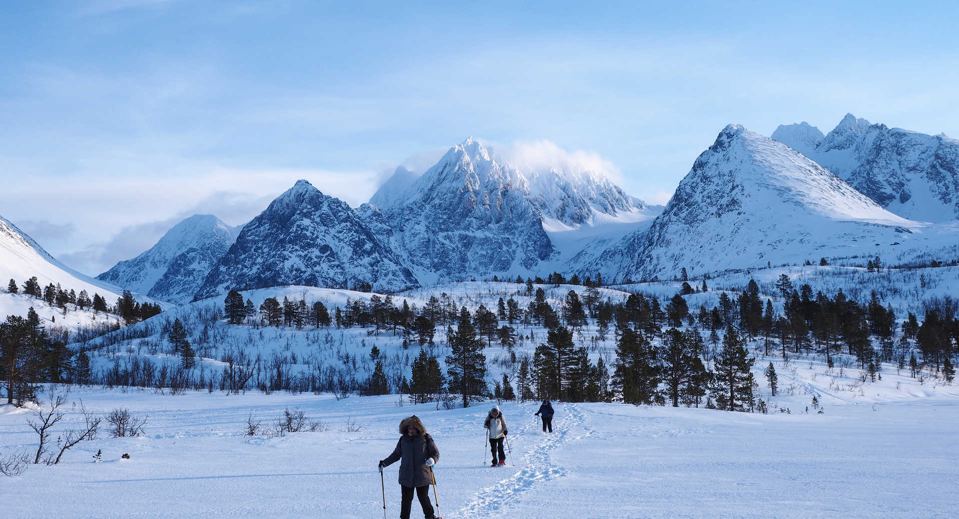 Randonneurs dans les alpes de Lyngen en laponie norvégienne