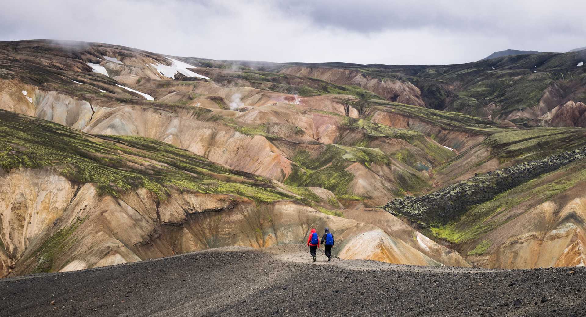 Randonneurs Landmannalaugar - © Unsplash Unsplash photo de randonneurs en Islande