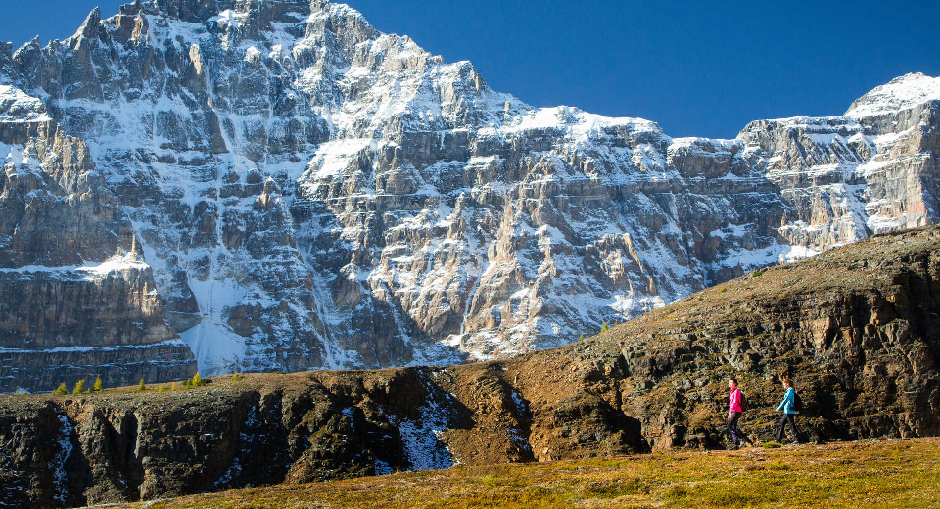 Randonnneurs sur le Sentinel pass, dans le parc national de Banff au Canada