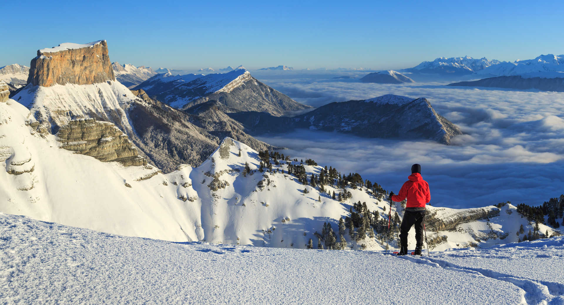 Sur les hauts plateaux du Vercors, vue sur le Mont Aiguille - © Van Der Werf Sander Randonneur sur les hauts plateaux du Vercors, vue sur le Mont Aiguille