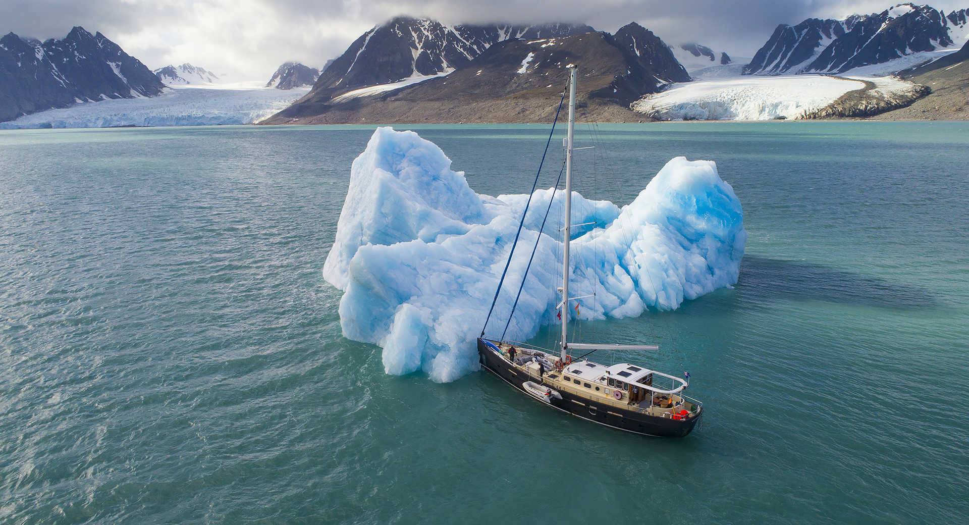 Valiente devant un Iceberg
