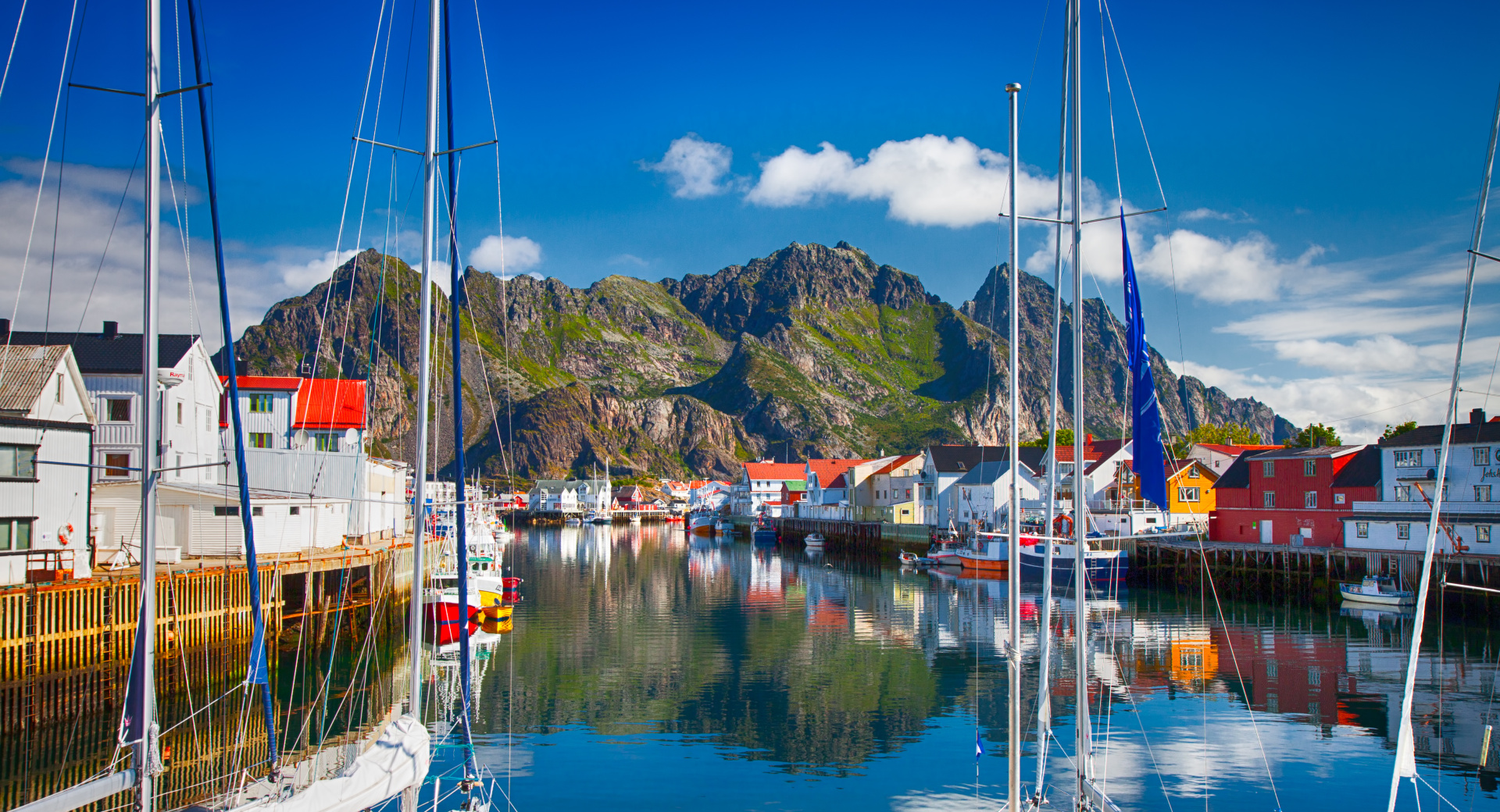 Village norvégien d'Henningsvaer dans les iles Lofoten