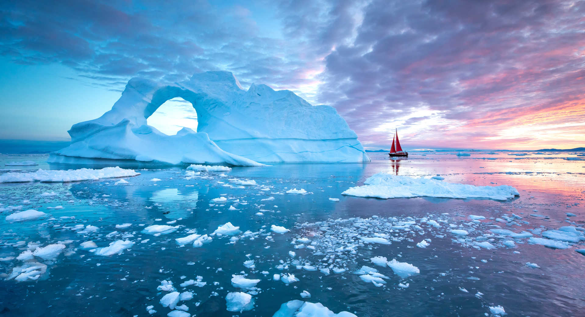 Voilier dans les icebergs du Groenland © Kertu Voilier dans les icebergs du Groenland