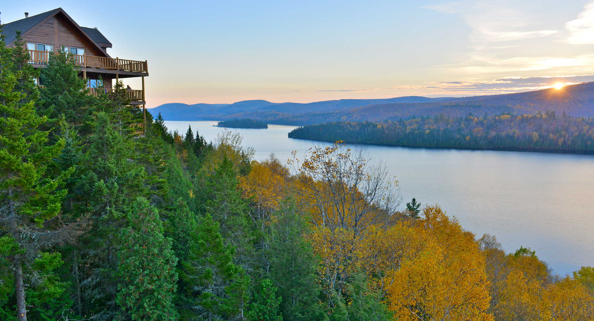 Vue sur le lac Sacacomie en Mauricie au Québec