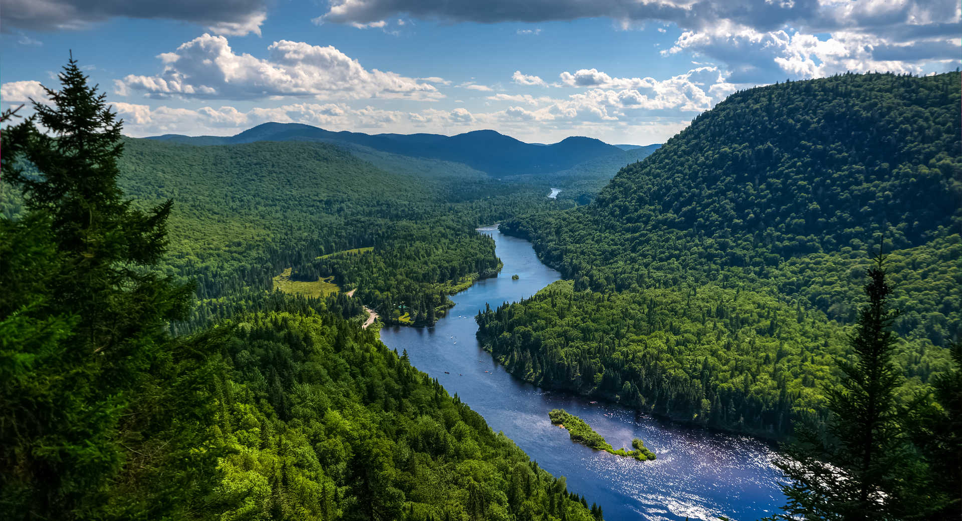 Vue sur le parc national de la rivière Jacques-Cartier, Québec, Canada