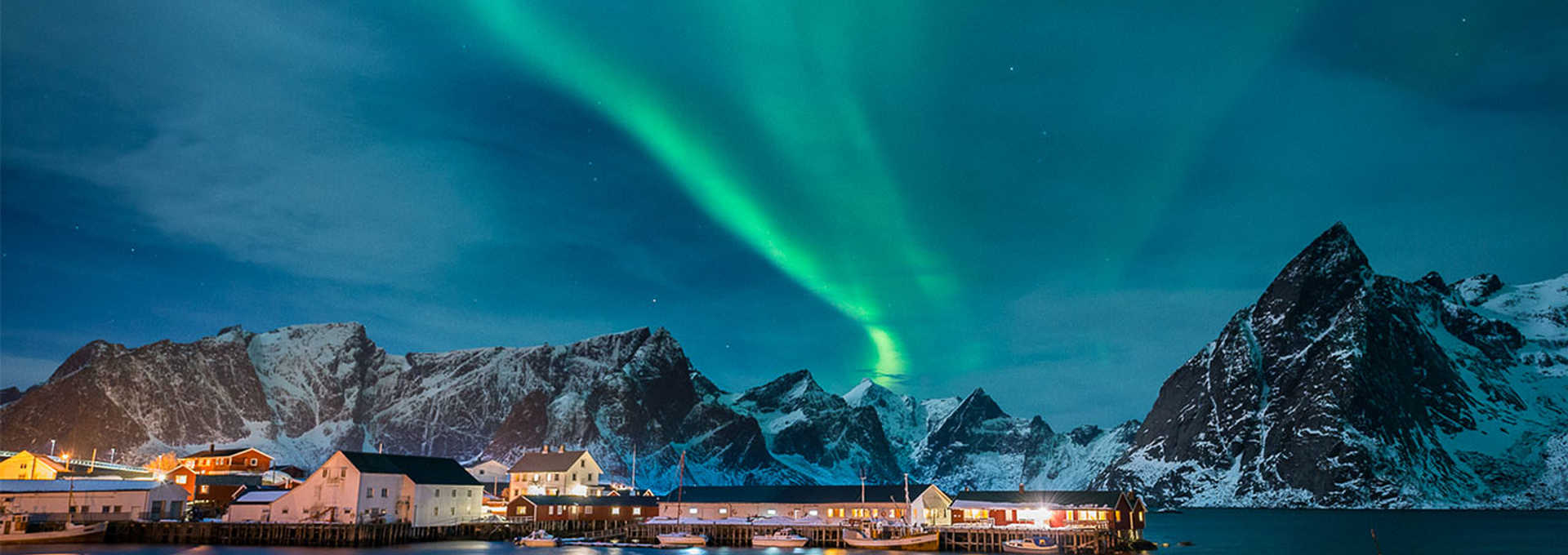 Aurores boréales à Reine, dans les Lofoten, Norvège du Nord