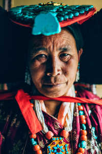 Femme tibétaine en habits traditionnels au Tibet