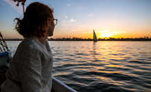 Voyageuse regardant le coucher de soleil sur le Nil
