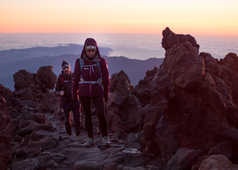 Randonneurs arrivant au sommet du Teide au crépuscule
