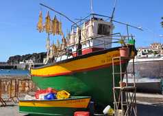 Bateau de pêche coloré à Madère