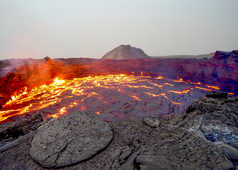 Cratère de lave bouillonnant du volcan Erta Ale