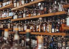 Dégustation de whisky, pub en Ecosse