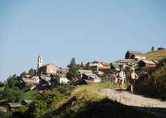 deux randonneurs à la sortie du village de Saint-Véran dans les Alpes en France