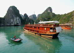 En bateau sur la baie d'Ha Long au Vietnam