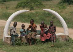 enfants assis en tanzanie