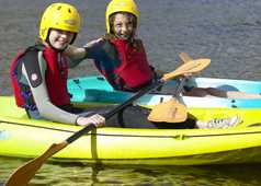 Enfants faisant du kayak