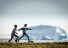Enfants jouant au football au Groenland