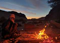 Feu de camp touareg  dans le désert algérien