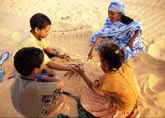 Jeu enfants dans le sable, Mauritanie