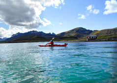Kayak de mer dans les îles Lofoten en Norvège