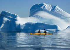 Kayak devant un iceberg au Groenland