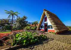 Maison traditionnelle à Santana avec son toit de chaume