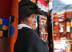 Une vieille dame locale au Marche d'Otavalo, Equateur