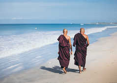 Moines bouddhistes sur une plage au Sri-Lanka