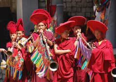 Moines en habit traditionnel en Inde Himalayenne