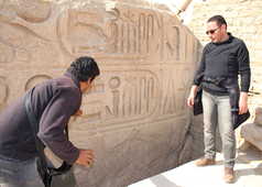 Notre équipe locale en Egypte devant un temple à Louxor