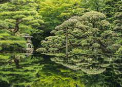 Parc verdoyant et son lac au Japon