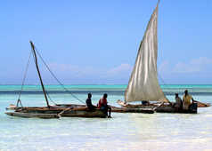 Pêcheurs locaux sur leurs bateaux à Zanzibar