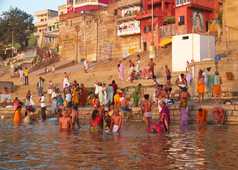 Pèlerins-se-baignant-dans-le-Gange-à-Bénarès