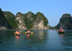 Petit groupe en canoë Kayak dans la Bai d'Ha-Long au Vietnam
