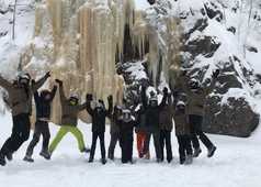 Photo de groupe au pied de la cascade gelée de Julma-Olkky