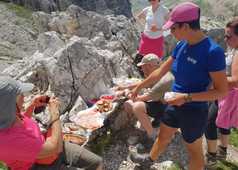 Pique-nique avec le groupe de voyageurs et notre guide Giulia dans les Dolomites