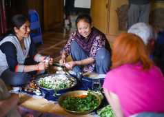 Préparation du repas avec les voyageurs au Ladakh