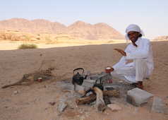 Préparation du thé par notre équipe locale dans le Wadi Rum