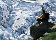 randonneur au glacier Argentière dans les Alpes en France