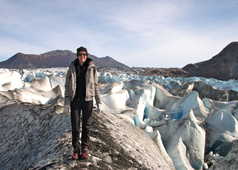 randonneuse sur un glacier en Patagonie