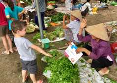 Rencontre avec les locaux sur un marché au Vietnam