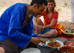 Repas servi par un guide marocain , maroc