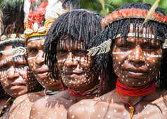 Rituel de peinture sur le corps de la tribu Dani, Wamena, Vallée Baliem