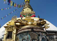 Stupa bouddhiste et vajra dans le temple de Swayambunath à Katmandou au Népal
