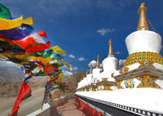 Stupas et drapeaux de prières colorés en Inde Himalayenne