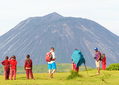 Trek en compagnie des masais avec le volcan Lengai en toile de fond en Tanzanie
