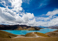 Vue sur le lac Yamdrok au Tibet