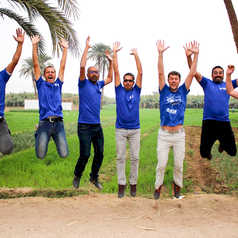 Notre équipe locale en Egypte qui saute