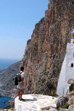 Cyclades, Amorgos, devant le monastère de Chozoviotissa