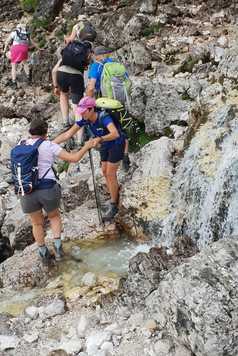 Aide de la guide au passage d'un ruisseau